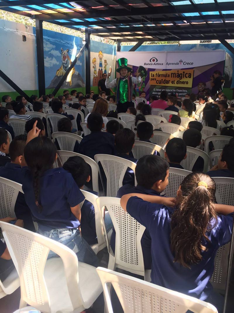 Niños disfrutando de la obra de teatro